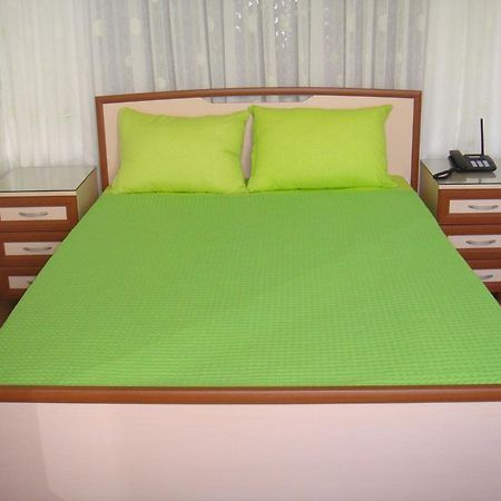 Nino Apartment On Pirosmani Μπατούμι Εξωτερικό φωτογραφία