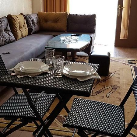 Nino Apartment On Pirosmani Μπατούμι Εξωτερικό φωτογραφία