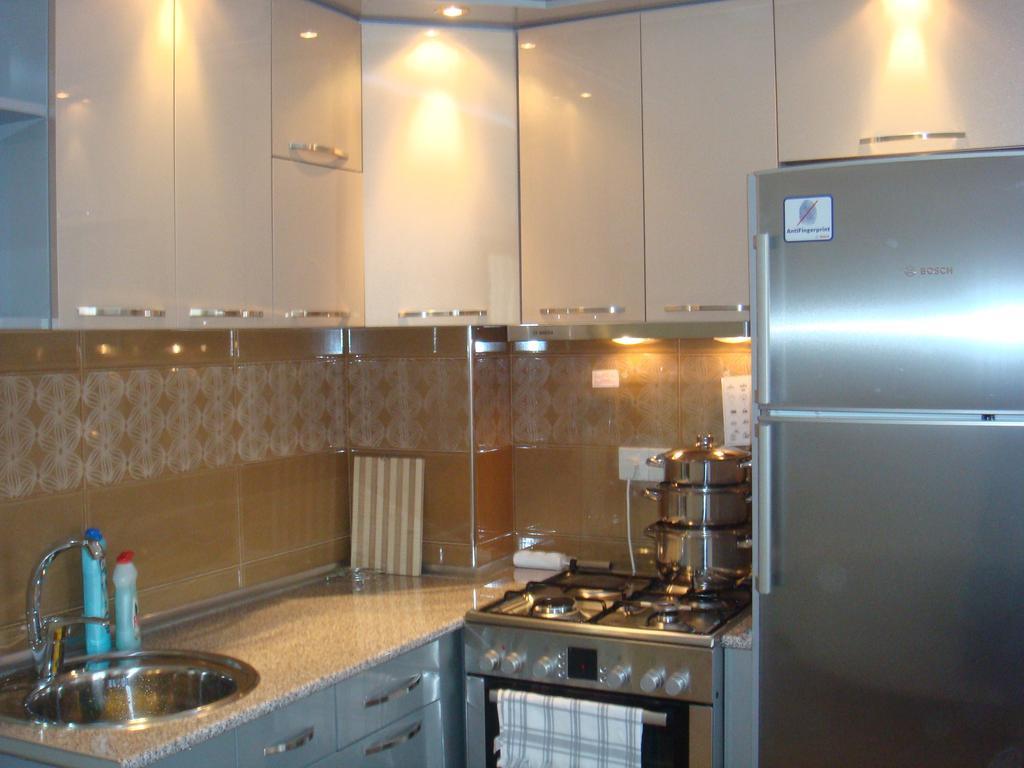 Nino Apartment On Pirosmani Μπατούμι Δωμάτιο φωτογραφία