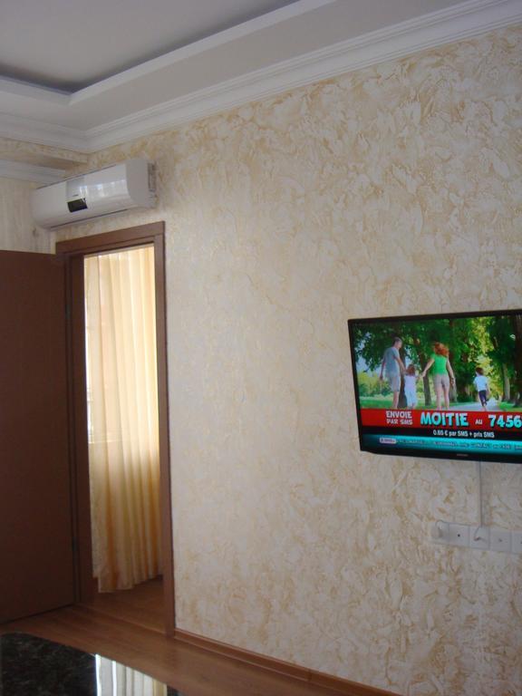 Nino Apartment On Pirosmani Μπατούμι Δωμάτιο φωτογραφία
