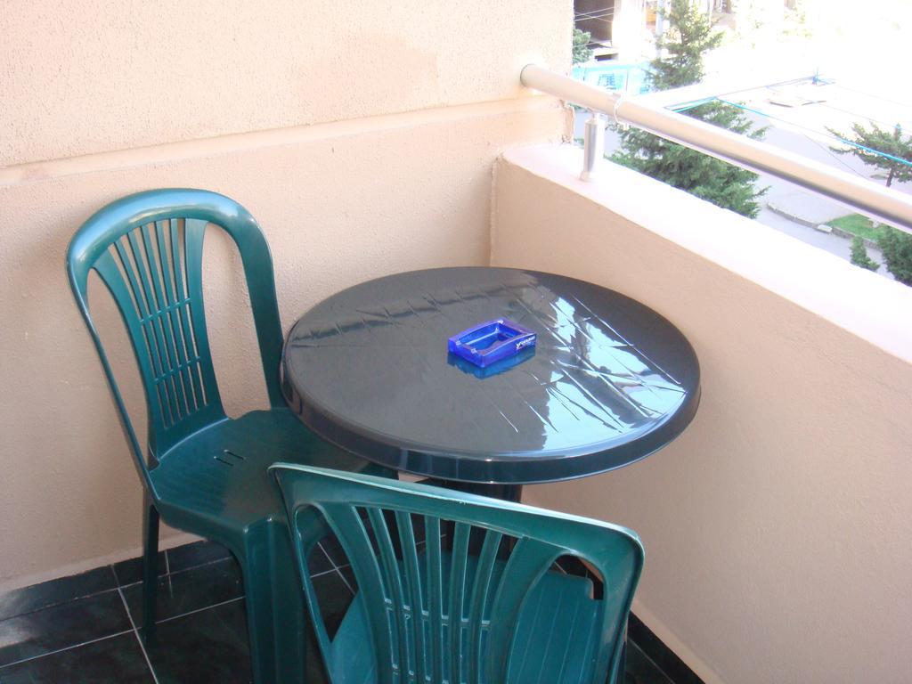 Nino Apartment On Pirosmani Μπατούμι Δωμάτιο φωτογραφία
