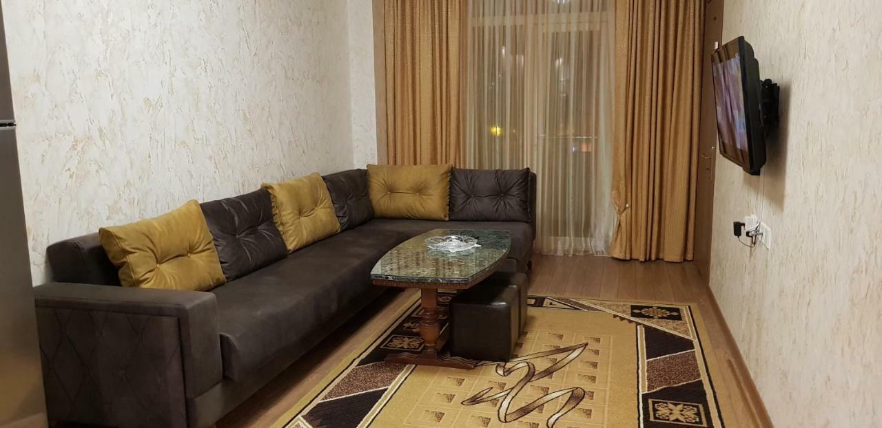 Nino Apartment On Pirosmani Μπατούμι Εξωτερικό φωτογραφία