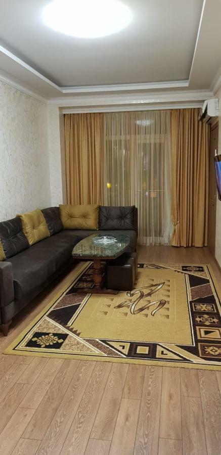 Nino Apartment On Pirosmani Μπατούμι Εξωτερικό φωτογραφία
