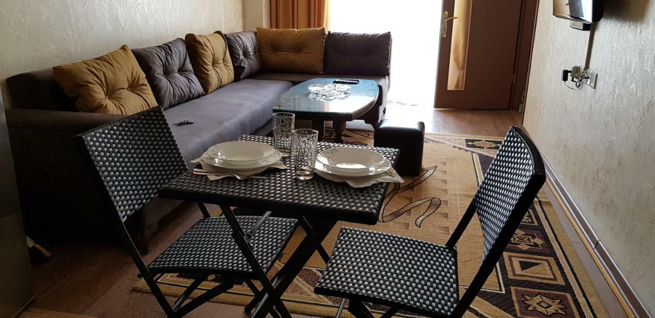 Nino Apartment On Pirosmani Μπατούμι Εξωτερικό φωτογραφία
